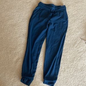 Ready to rule joggers size 6 excellent condition Blue shade lululemon